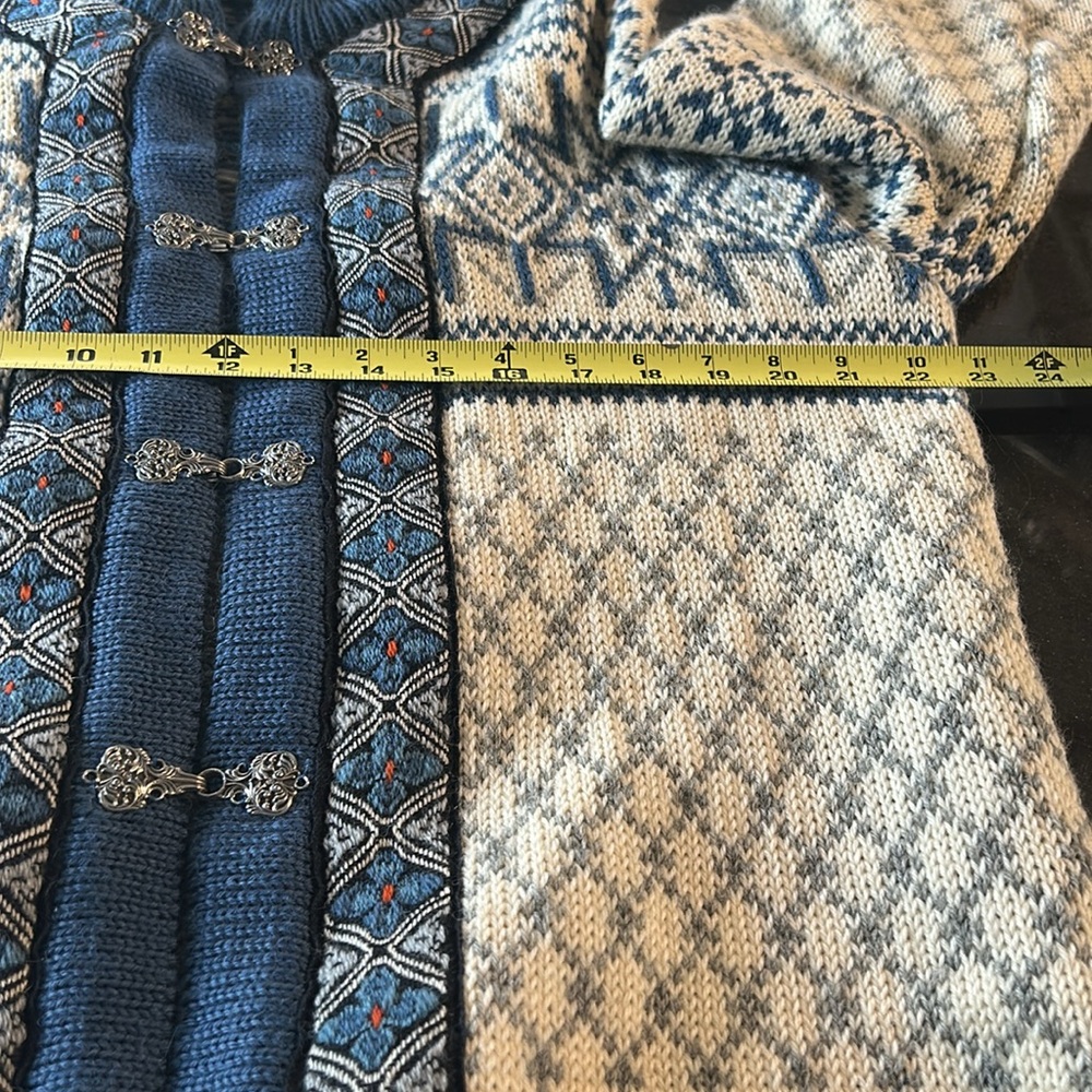 Vintage Dale of Norway Wool Cardigan With Pewter Claps Traditional Norwegian - Picture 9 of 9
